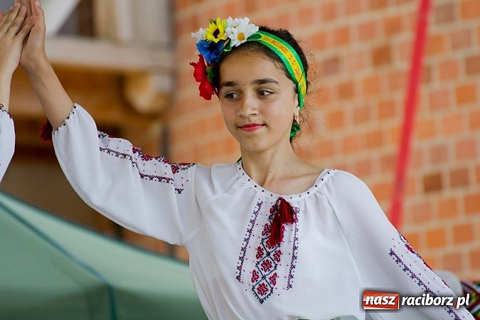 Zdjęcie w galerii na portalu naszraciborz.pl: Zamek kolorowy międzynarodowym folklorem wiadomości z regionu