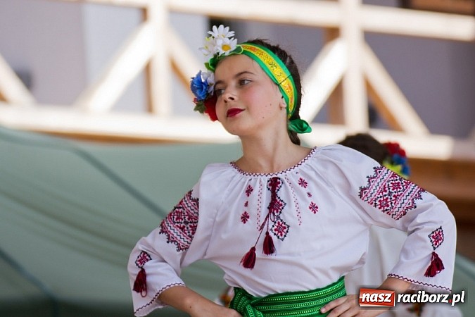 Zdjęcie w galerii na portalu naszraciborz.pl: Zamek kolorowy międzynarodowym folklorem wiadomości z regionu