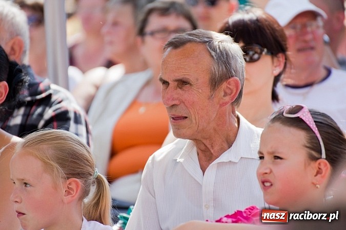 Zdjęcie w galerii na portalu naszraciborz.pl: Zamek kolorowy międzynarodowym folklorem wiadomości z regionu