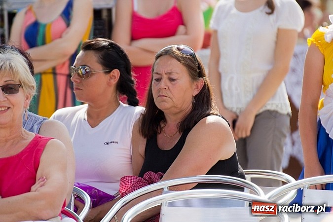 Zdjęcie w galerii na portalu naszraciborz.pl: Zamek kolorowy międzynarodowym folklorem wiadomości z regionu