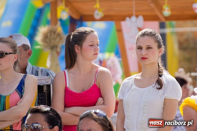 Zdjęcie w galerii na portalu naszraciborz.pl: Zamek kolorowy międzynarodowym folklorem wiadomości z regionu