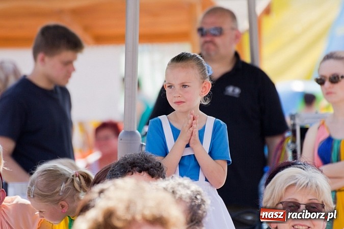 Zdjęcie w galerii na portalu naszraciborz.pl: Zamek kolorowy międzynarodowym folklorem wiadomości z regionu