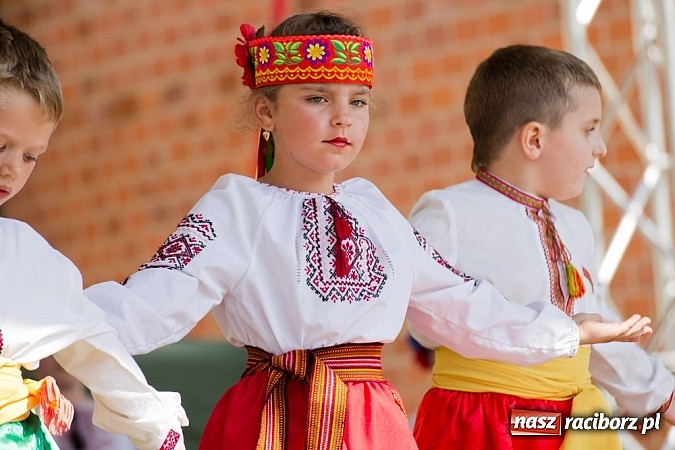 Zdjęcie w galerii na portalu naszraciborz.pl: Zamek kolorowy międzynarodowym folklorem wiadomości z regionu