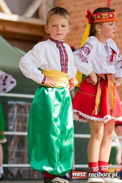 Zdjęcie w galerii na portalu naszraciborz.pl: Zamek kolorowy międzynarodowym folklorem wiadomości z regionu