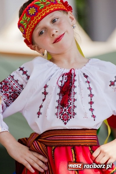 Zdjęcie w galerii na portalu naszraciborz.pl: Zamek kolorowy międzynarodowym folklorem wiadomości z regionu