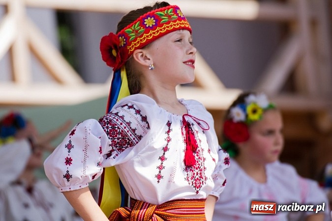 Zdjęcie w galerii na portalu naszraciborz.pl: Zamek kolorowy międzynarodowym folklorem wiadomości z regionu