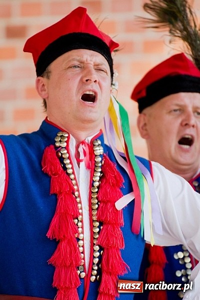 Zdjęcie w galerii na portalu naszraciborz.pl: Zamek kolorowy międzynarodowym folklorem wiadomości z regionu