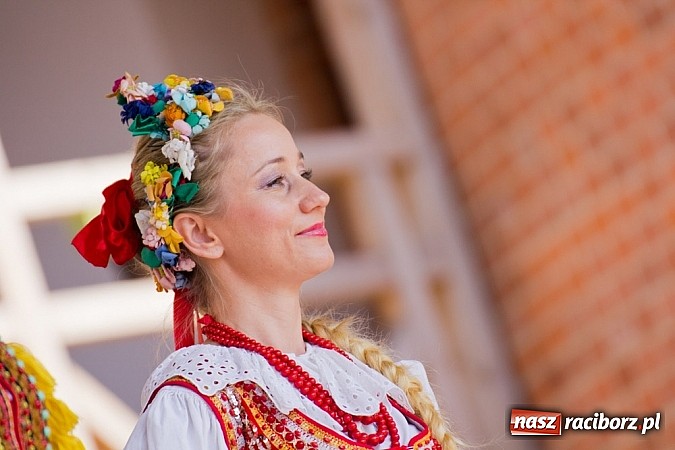 Zdjęcie w galerii na portalu naszraciborz.pl: Zamek kolorowy międzynarodowym folklorem wiadomości z regionu