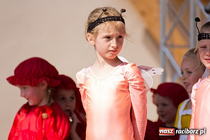 Zdjęcie w galerii na portalu naszraciborz.pl: Zamek kolorowy międzynarodowym folklorem wiadomości z regionu