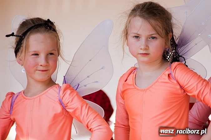 Zdjęcie w galerii na portalu naszraciborz.pl: Zamek kolorowy międzynarodowym folklorem wiadomości z regionu