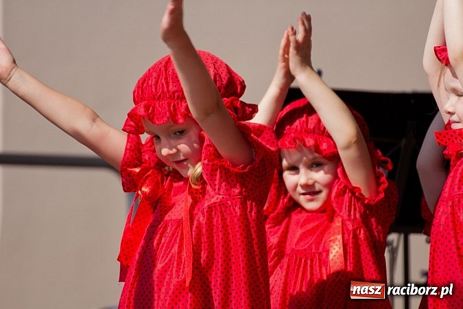 Zdjęcie w galerii na portalu naszraciborz.pl: Zamek kolorowy międzynarodowym folklorem wiadomości z regionu