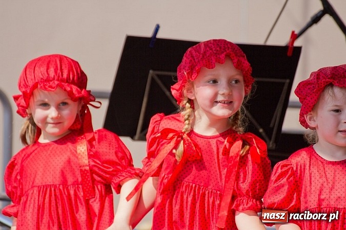 Zdjęcie w galerii na portalu naszraciborz.pl: Zamek kolorowy międzynarodowym folklorem wiadomości z regionu