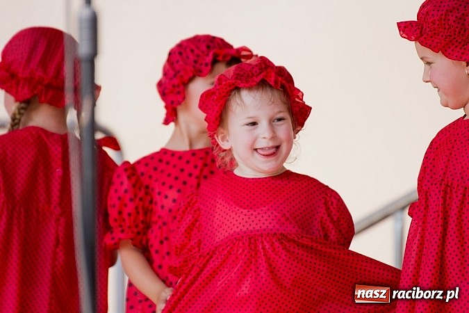 Zdjęcie w galerii na portalu naszraciborz.pl: Zamek kolorowy międzynarodowym folklorem wiadomości z regionu