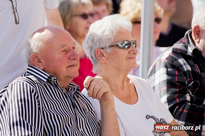 Zdjęcie w galerii na portalu naszraciborz.pl: Zamek kolorowy międzynarodowym folklorem wiadomości z regionu