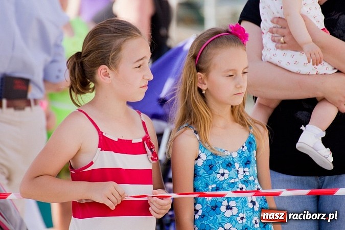 Zdjęcie w galerii na portalu naszraciborz.pl: Zamek kolorowy międzynarodowym folklorem wiadomości z regionu