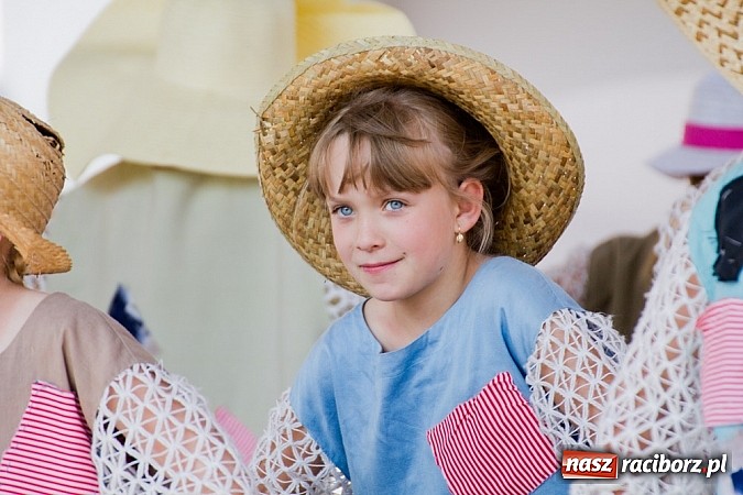 Zdjęcie w galerii na portalu naszraciborz.pl: Zamek kolorowy międzynarodowym folklorem wiadomości z regionu