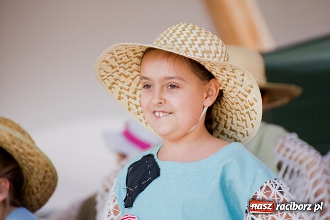 Zdjęcie w galerii na portalu naszraciborz.pl: Zamek kolorowy międzynarodowym folklorem wiadomości z regionu