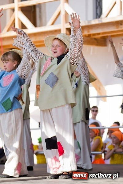 Zdjęcie w galerii na portalu naszraciborz.pl: Zamek kolorowy międzynarodowym folklorem wiadomości z regionu