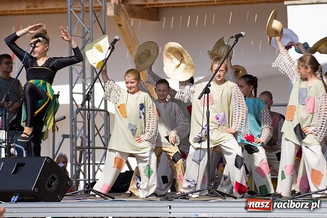 Zdjęcie w galerii na portalu naszraciborz.pl: Zamek kolorowy międzynarodowym folklorem wiadomości z regionu