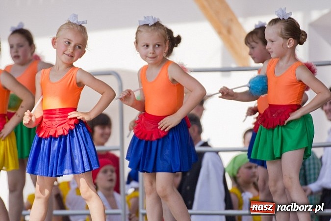 Zdjęcie w galerii na portalu naszraciborz.pl: Zamek kolorowy międzynarodowym folklorem wiadomości z regionu