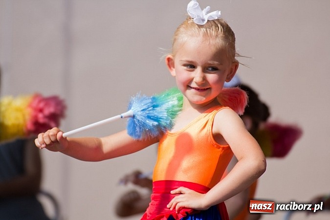 Zdjęcie w galerii na portalu naszraciborz.pl: Zamek kolorowy międzynarodowym folklorem wiadomości z regionu