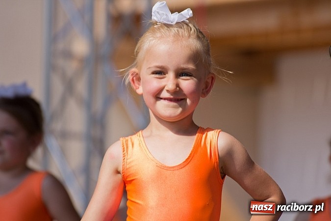 Zdjęcie w galerii na portalu naszraciborz.pl: Zamek kolorowy międzynarodowym folklorem wiadomości z regionu