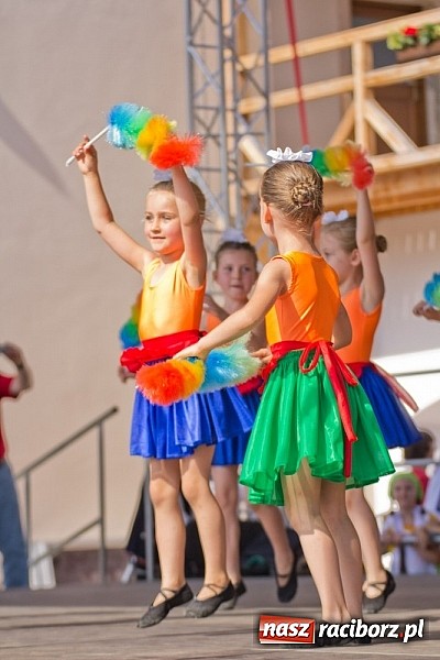Zdjęcie w galerii na portalu naszraciborz.pl: Zamek kolorowy międzynarodowym folklorem wiadomości z regionu