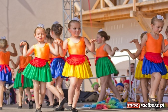Zdjęcie w galerii na portalu naszraciborz.pl: Zamek kolorowy międzynarodowym folklorem wiadomości z regionu
