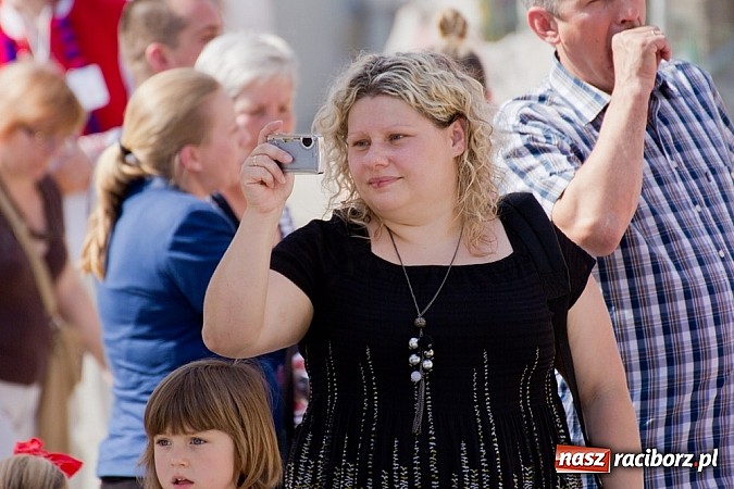 Zdjęcie w galerii na portalu naszraciborz.pl: Zamek kolorowy międzynarodowym folklorem wiadomości z regionu