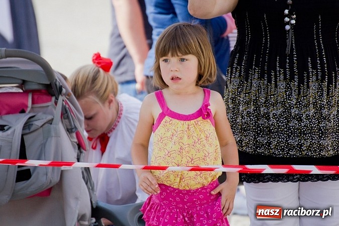 Zdjęcie w galerii na portalu naszraciborz.pl: Zamek kolorowy międzynarodowym folklorem wiadomości z regionu