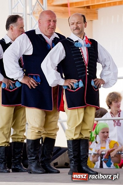 Zdjęcie w galerii na portalu naszraciborz.pl: Zamek kolorowy międzynarodowym folklorem wiadomości z regionu