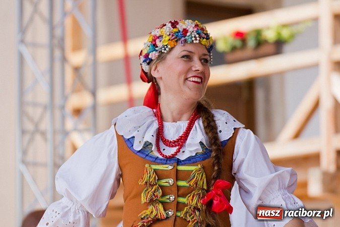 Zdjęcie w galerii na portalu naszraciborz.pl: Zamek kolorowy międzynarodowym folklorem wiadomości z regionu