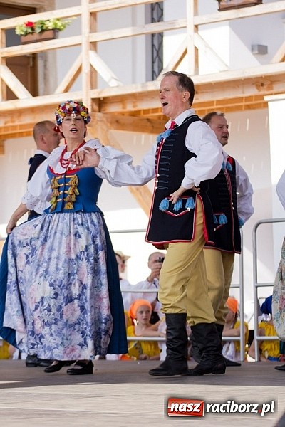 Zdjęcie w galerii na portalu naszraciborz.pl: Zamek kolorowy międzynarodowym folklorem wiadomości z regionu