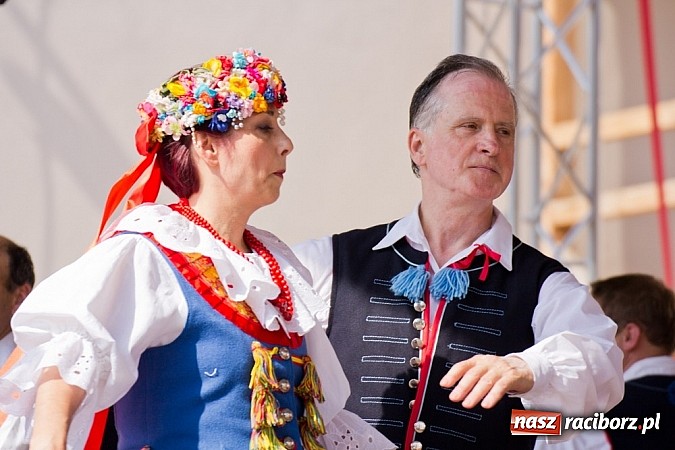 Zdjęcie w galerii na portalu naszraciborz.pl: Zamek kolorowy międzynarodowym folklorem wiadomości z regionu