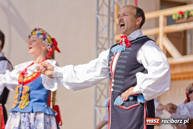 Zdjęcie w galerii na portalu naszraciborz.pl: Zamek kolorowy międzynarodowym folklorem wiadomości z regionu