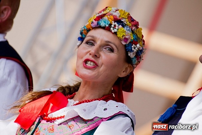 Zdjęcie w galerii na portalu naszraciborz.pl: Zamek kolorowy międzynarodowym folklorem wiadomości z regionu