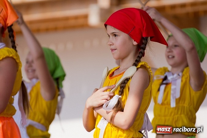 Zdjęcie w galerii na portalu naszraciborz.pl: Zamek kolorowy międzynarodowym folklorem wiadomości z regionu