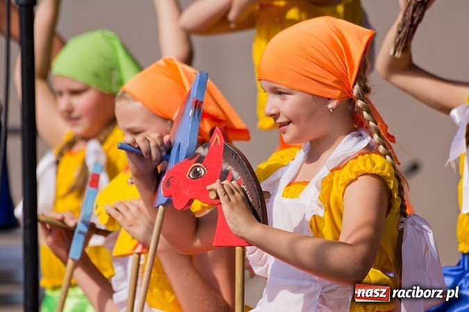 Zdjęcie w galerii na portalu naszraciborz.pl: Zamek kolorowy międzynarodowym folklorem wiadomości z regionu