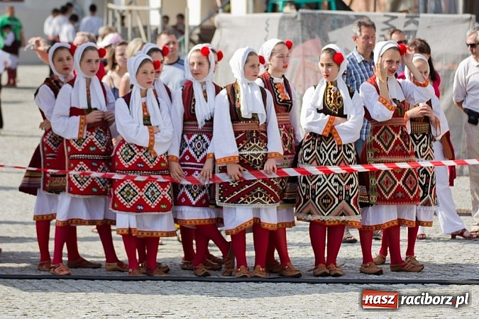 Zdjęcie w galerii na portalu naszraciborz.pl: Zamek kolorowy międzynarodowym folklorem wiadomości z regionu