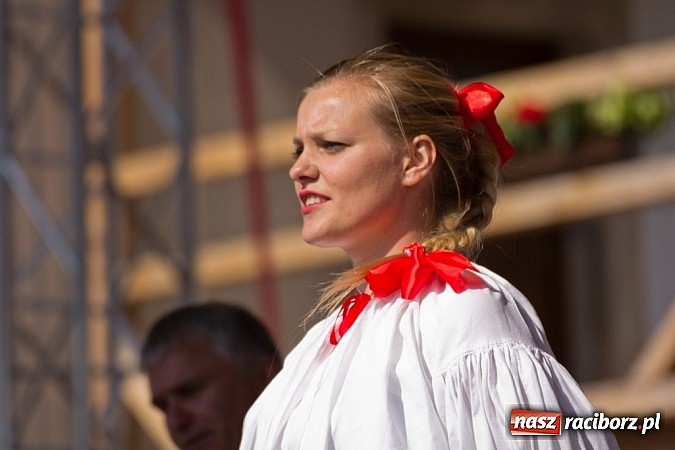 Zdjęcie w galerii na portalu naszraciborz.pl: Zamek kolorowy międzynarodowym folklorem wiadomości z regionu