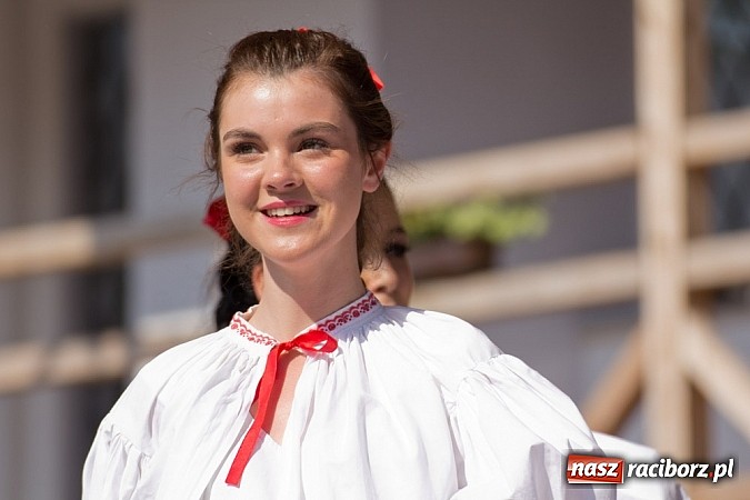 Zdjęcie w galerii na portalu naszraciborz.pl: Zamek kolorowy międzynarodowym folklorem wiadomości z regionu