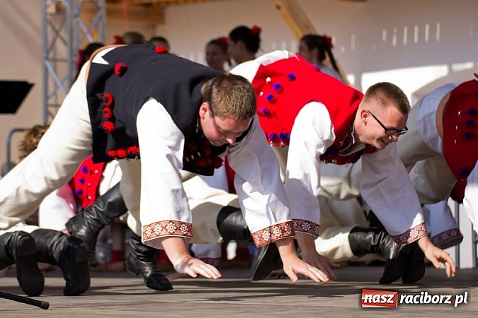 Zdjęcie w galerii na portalu naszraciborz.pl: Zamek kolorowy międzynarodowym folklorem wiadomości z regionu
