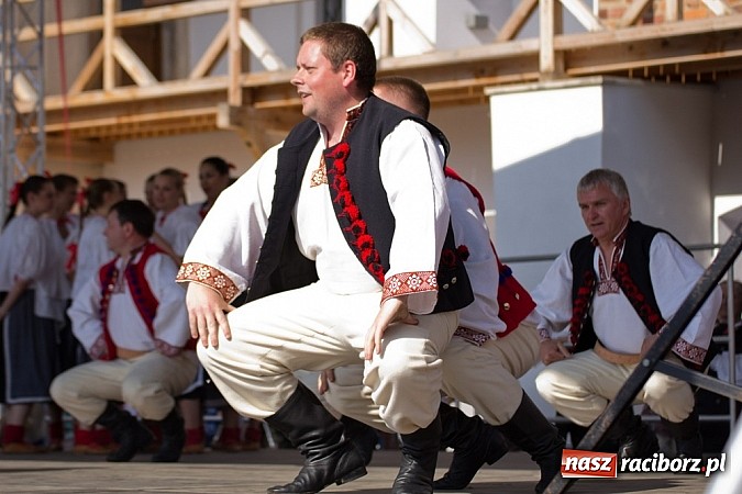 Zdjęcie w galerii na portalu naszraciborz.pl: Zamek kolorowy międzynarodowym folklorem wiadomości z regionu