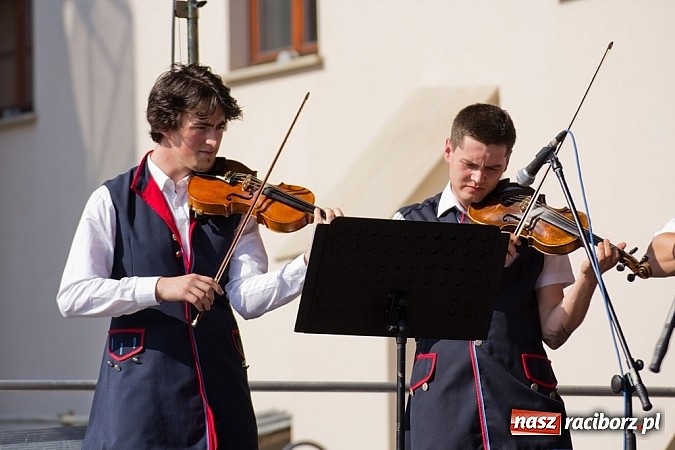 Zdjęcie w galerii na portalu naszraciborz.pl: Zamek kolorowy międzynarodowym folklorem wiadomości z regionu