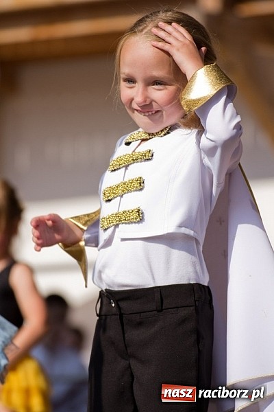 Zdjęcie w galerii na portalu naszraciborz.pl: Zamek kolorowy międzynarodowym folklorem wiadomości z regionu