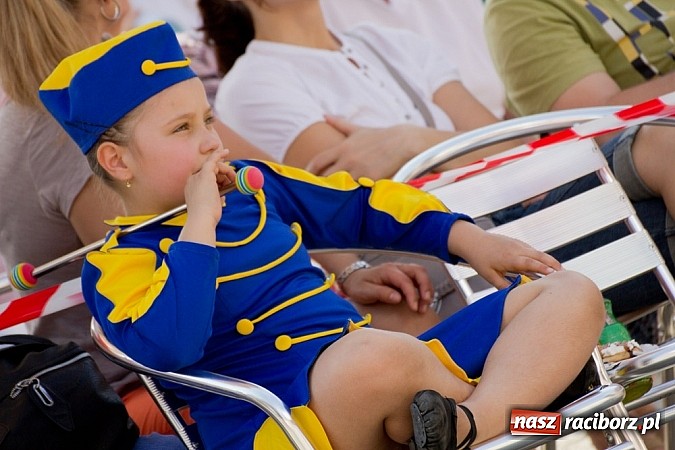 Zdjęcie w galerii na portalu naszraciborz.pl: Zamek kolorowy międzynarodowym folklorem wiadomości z regionu