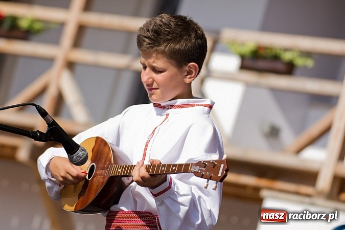 Zdjęcie w galerii na portalu naszraciborz.pl: Zamek kolorowy międzynarodowym folklorem wiadomości z regionu