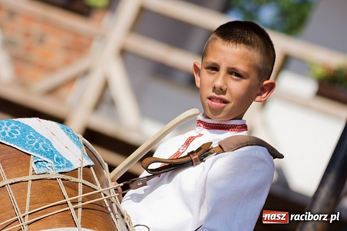 Zdjęcie w galerii na portalu naszraciborz.pl: Zamek kolorowy międzynarodowym folklorem wiadomości z regionu
