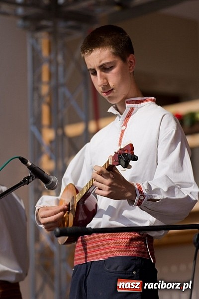 Zdjęcie w galerii na portalu naszraciborz.pl: Zamek kolorowy międzynarodowym folklorem wiadomości z regionu