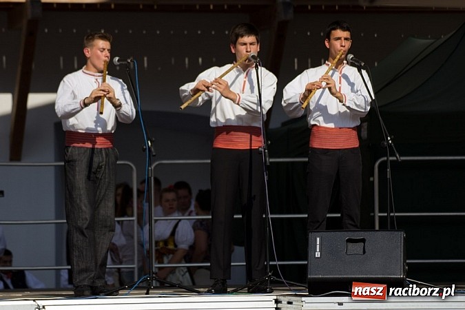 Zdjęcie w galerii na portalu naszraciborz.pl: Zamek kolorowy międzynarodowym folklorem wiadomości z regionu